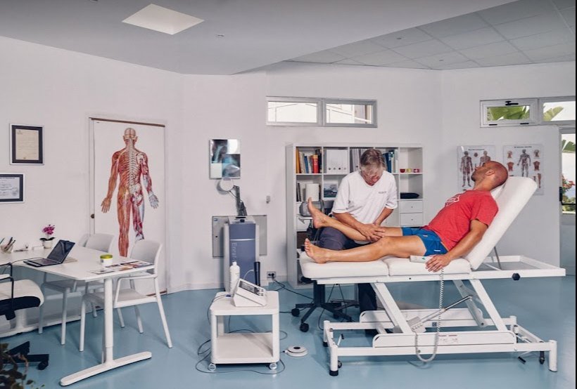Hans Braun tratando a un paciente en su cl&iacute;nica de Tenerife